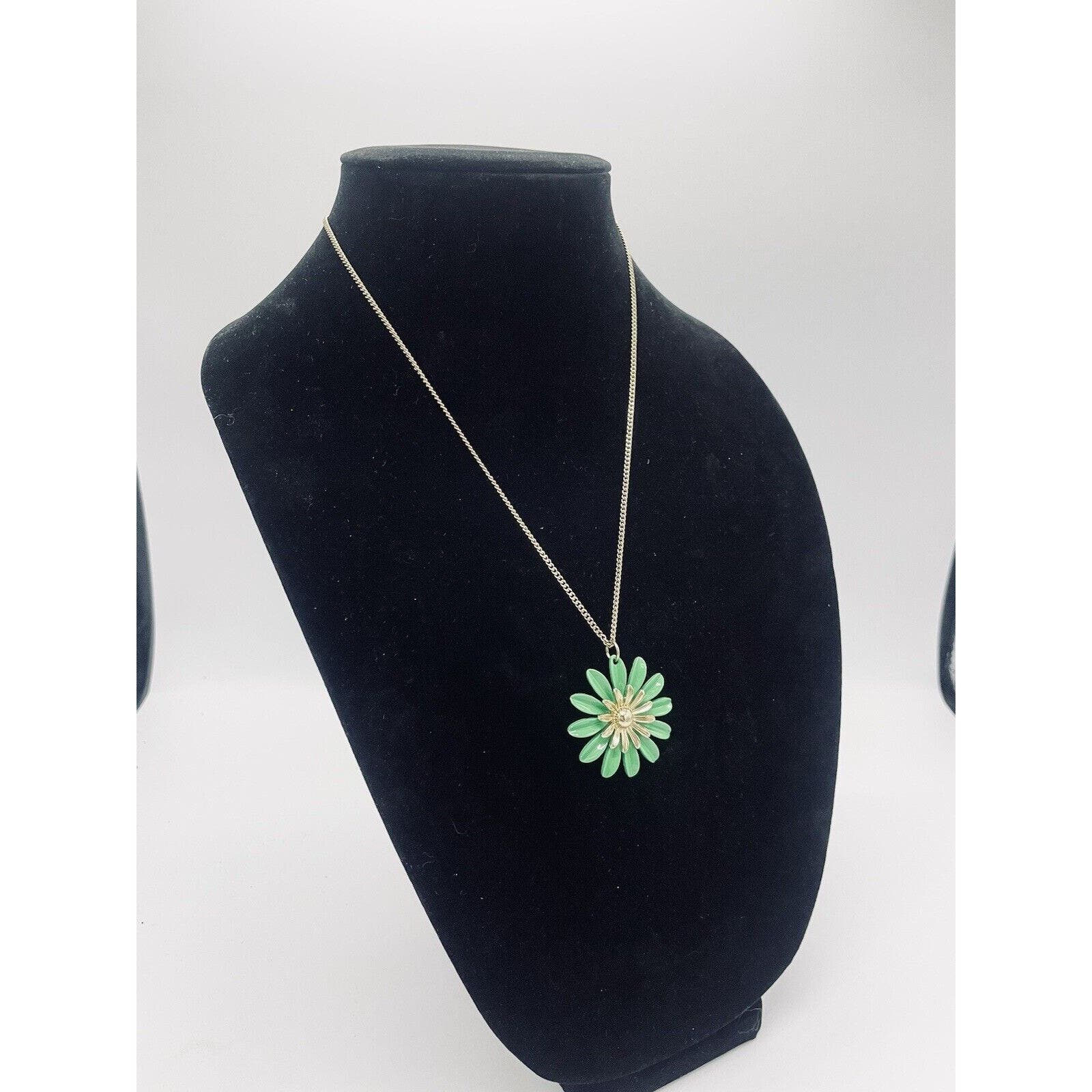 Green Daisy Necklace